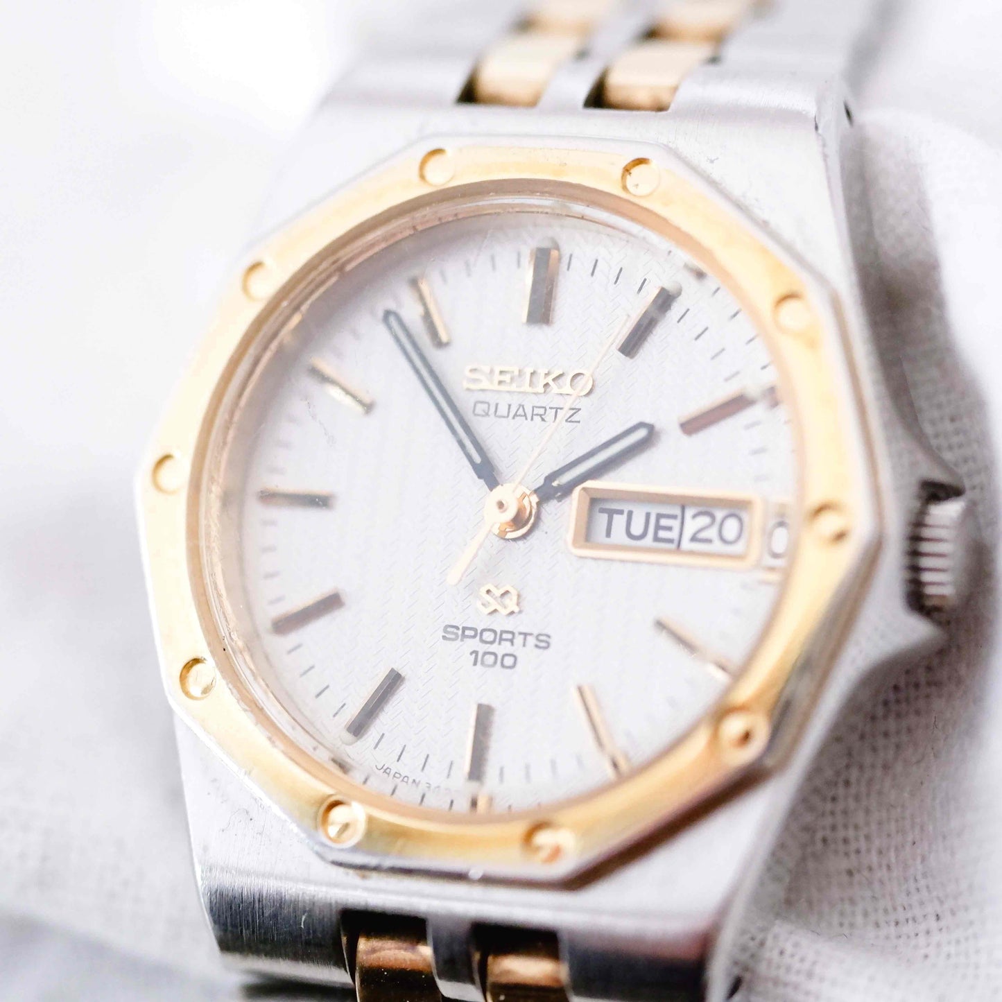 Seiko Oak Sports 100: Ladies Vintage 80s Two-Tone Gold Waffle Dial