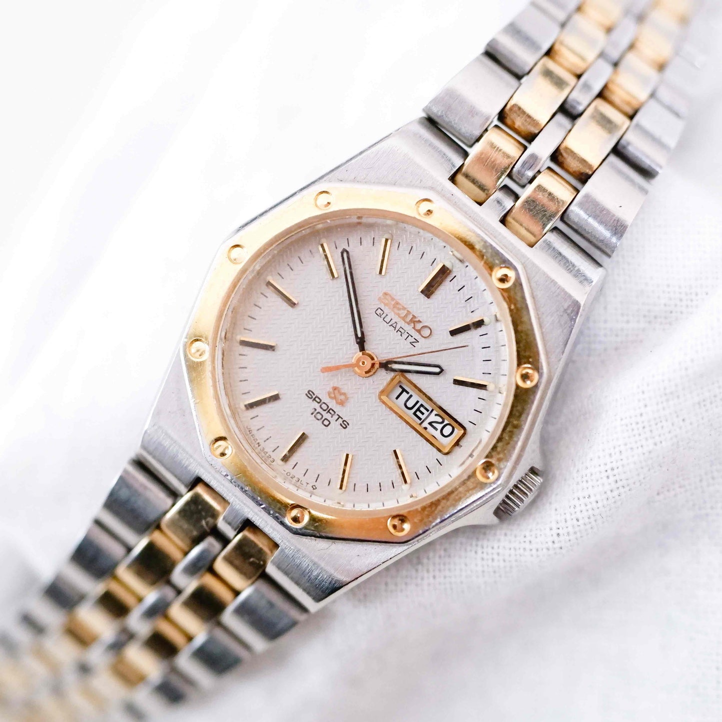 Seiko Oak Sports 100: Ladies Vintage 80s Two-Tone Gold Waffle Dial