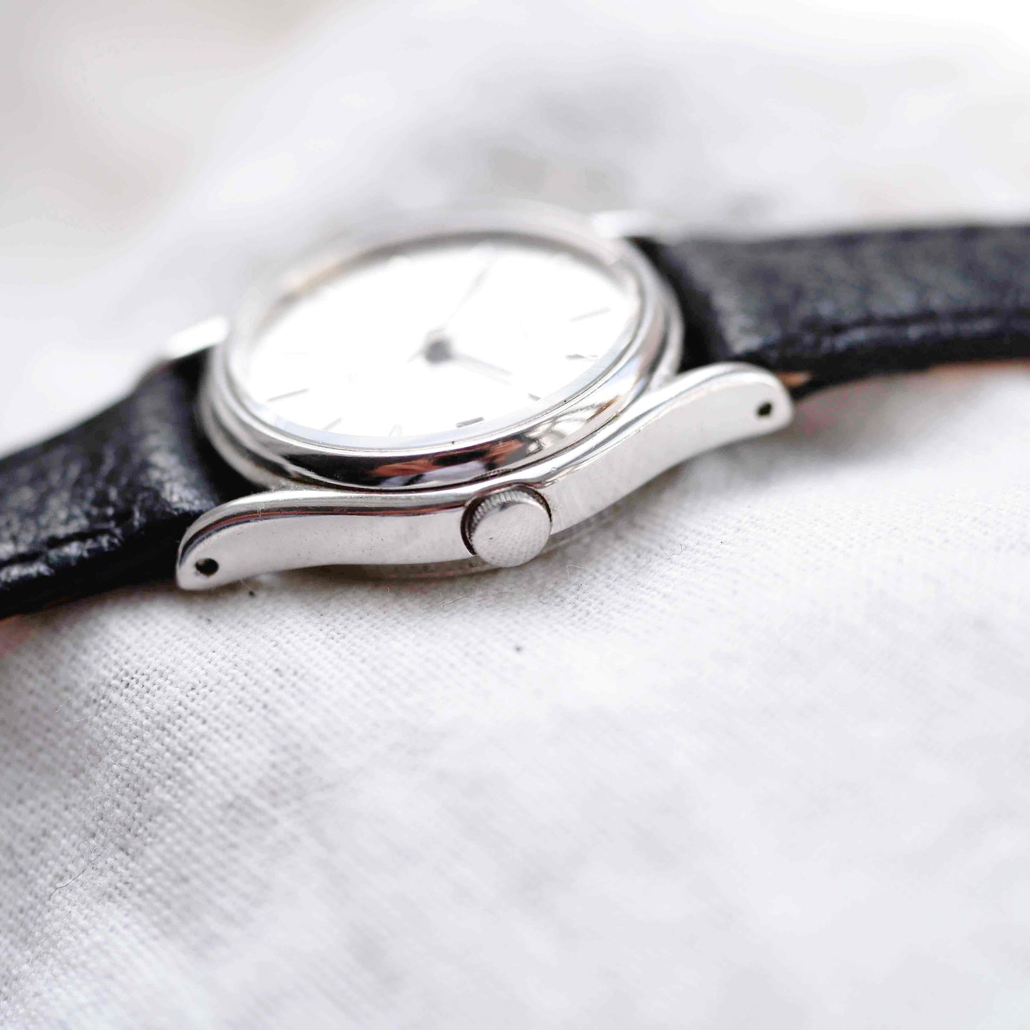 Seiko Vintage Watch: Ladies Silver 80s White Sunburst Dial