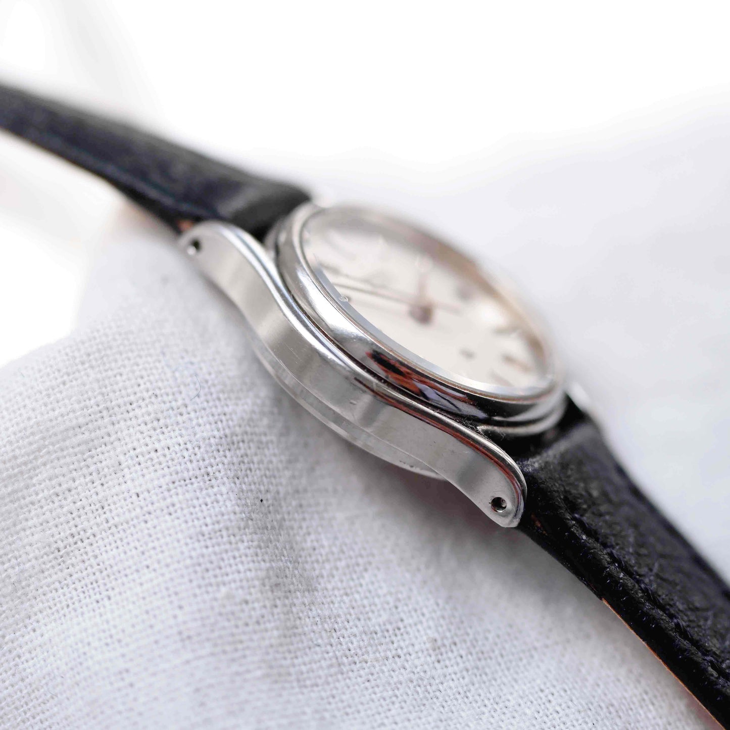 Seiko Vintage Watch: Ladies Silver 80s White Sunburst Dial