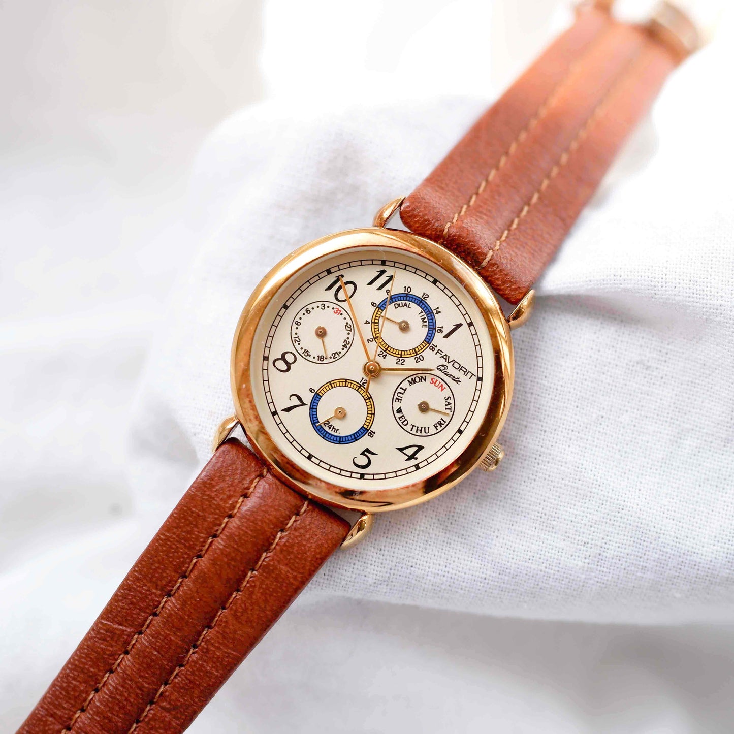 Favorit Vintage Watch: Ladies 80s Golden Champagne Dial Dual Time Day and Date NOS