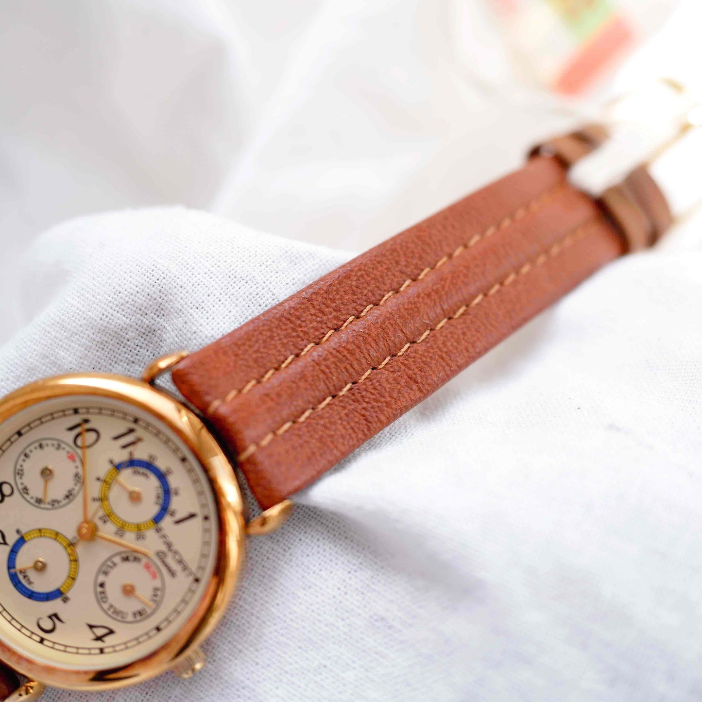 Favorit Vintage Watch: Ladies 80s Golden Champagne Dial Dual Time Day and Date NOS