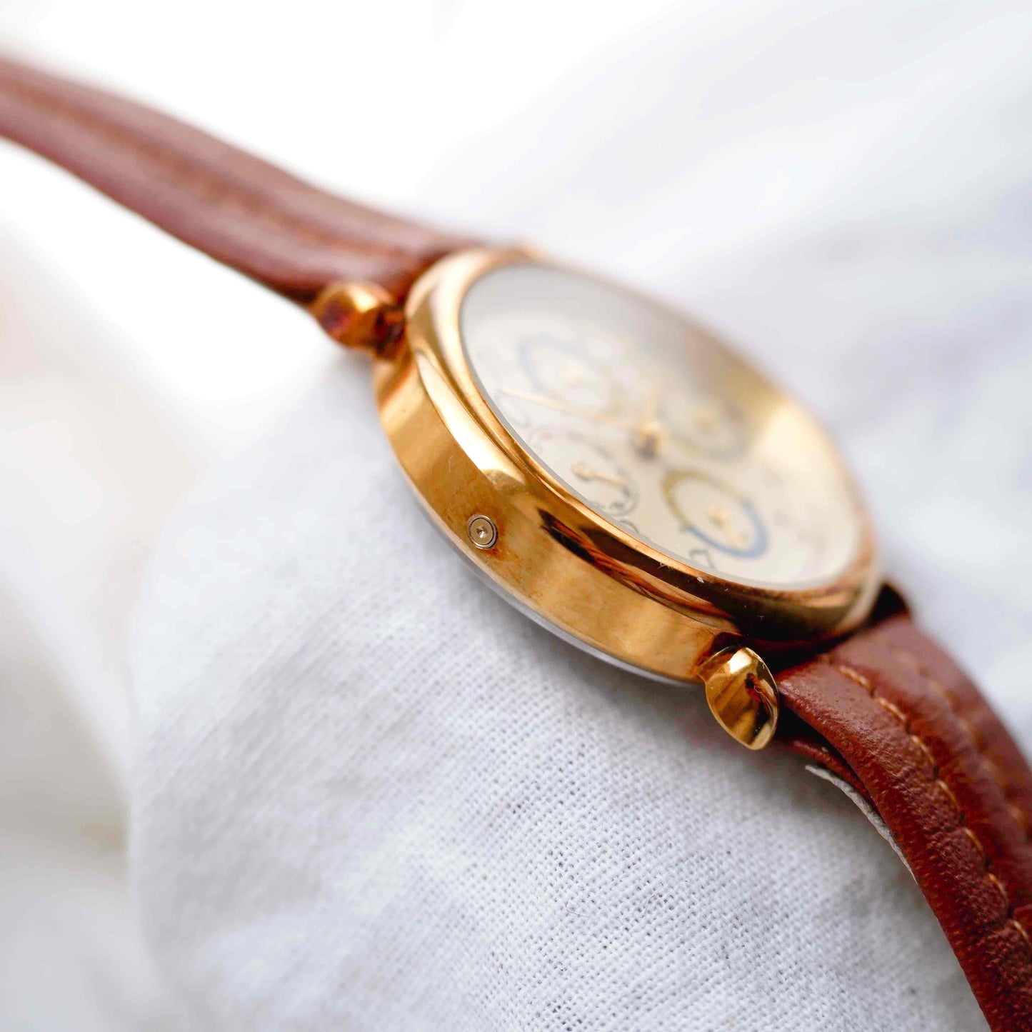 Favorit Vintage Watch: Ladies 80s Golden Champagne Dial Dual Time Day and Date NOS