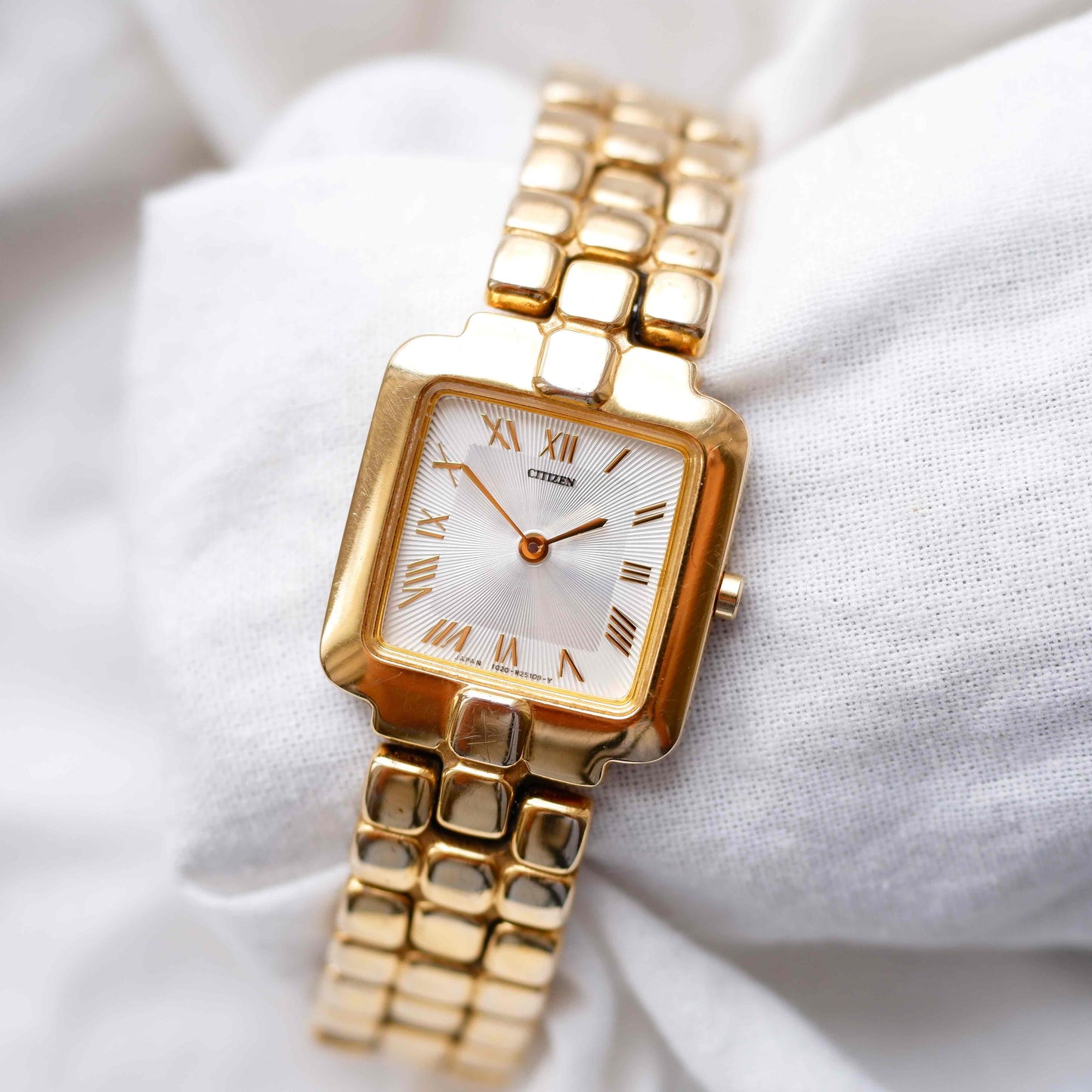 Citizen Tank Watch: Vintage Ladies 80s Golden with White Structured Dial