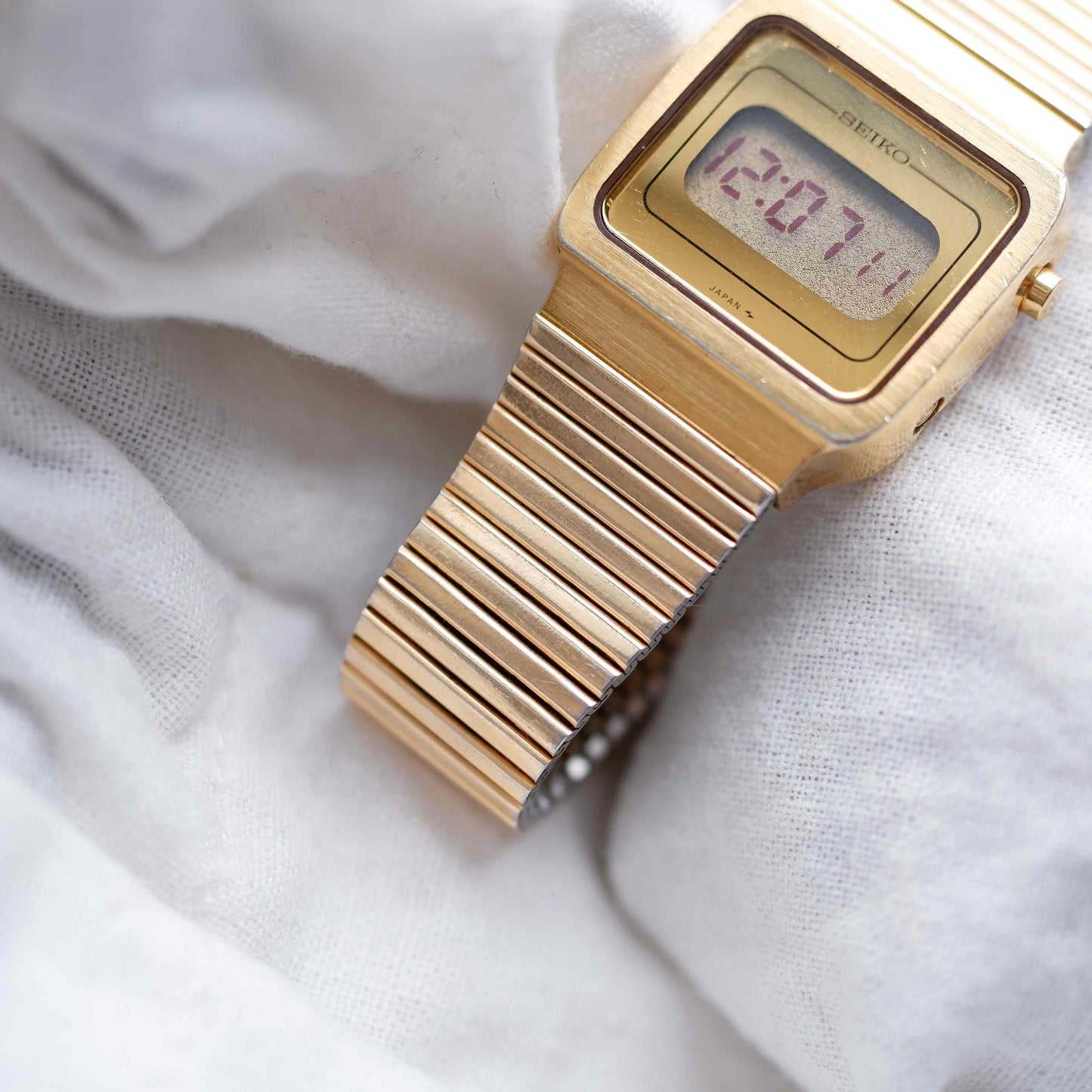 Seiko Digital Watch: Vintage Ladies 80s Golden with Digital Display