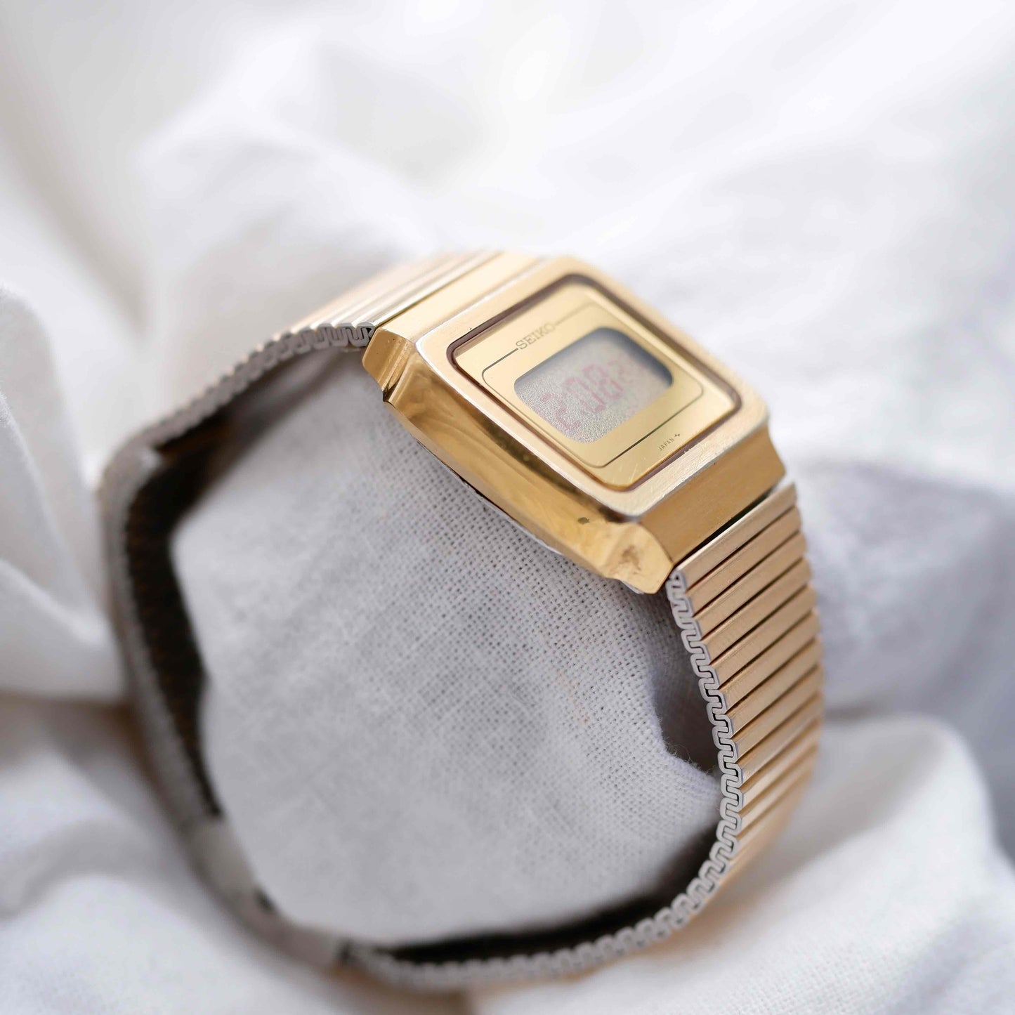 Seiko Digital Watch: Vintage Ladies 80s Golden with Digital Display