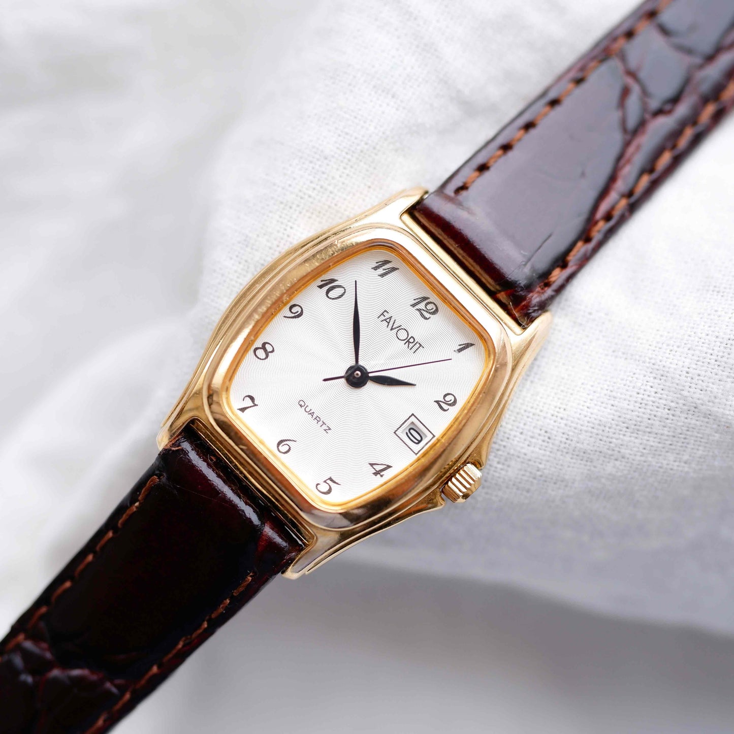 Favorit Vintage Watch: Ladies 80s Golden Rectangular with White Structured Dial