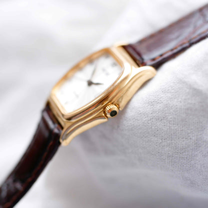 Favorit Vintage Watch: Ladies 80s Golden Rectangular with White Structured Dial