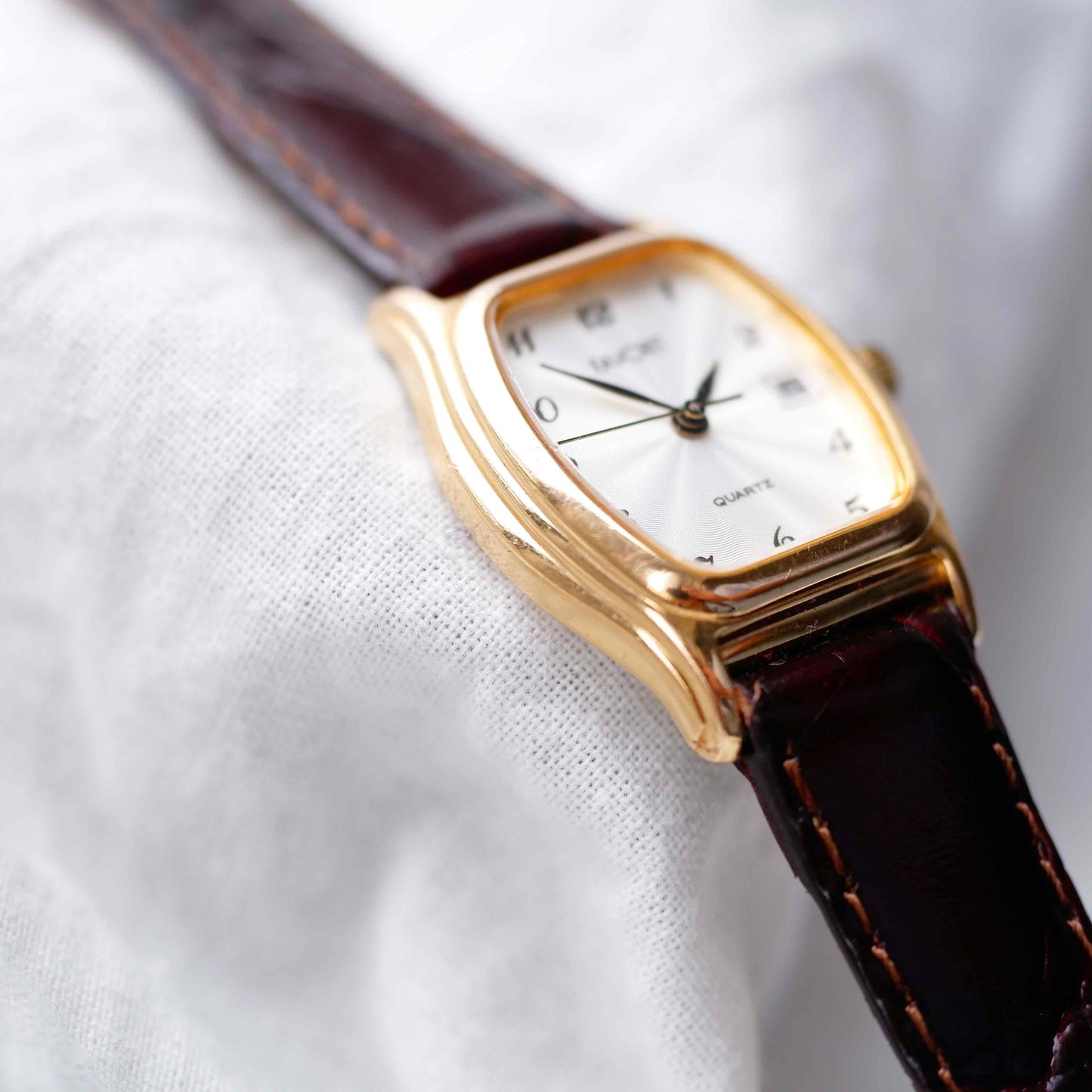 Favorit Vintage Watch: Ladies 80s Golden Rectangular with White Structured Dial