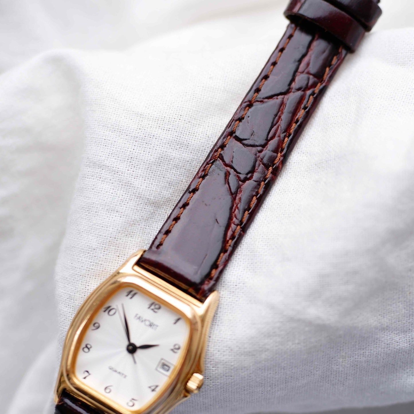 Favorit Vintage Watch: Ladies 80s Golden Rectangular with White Structured Dial