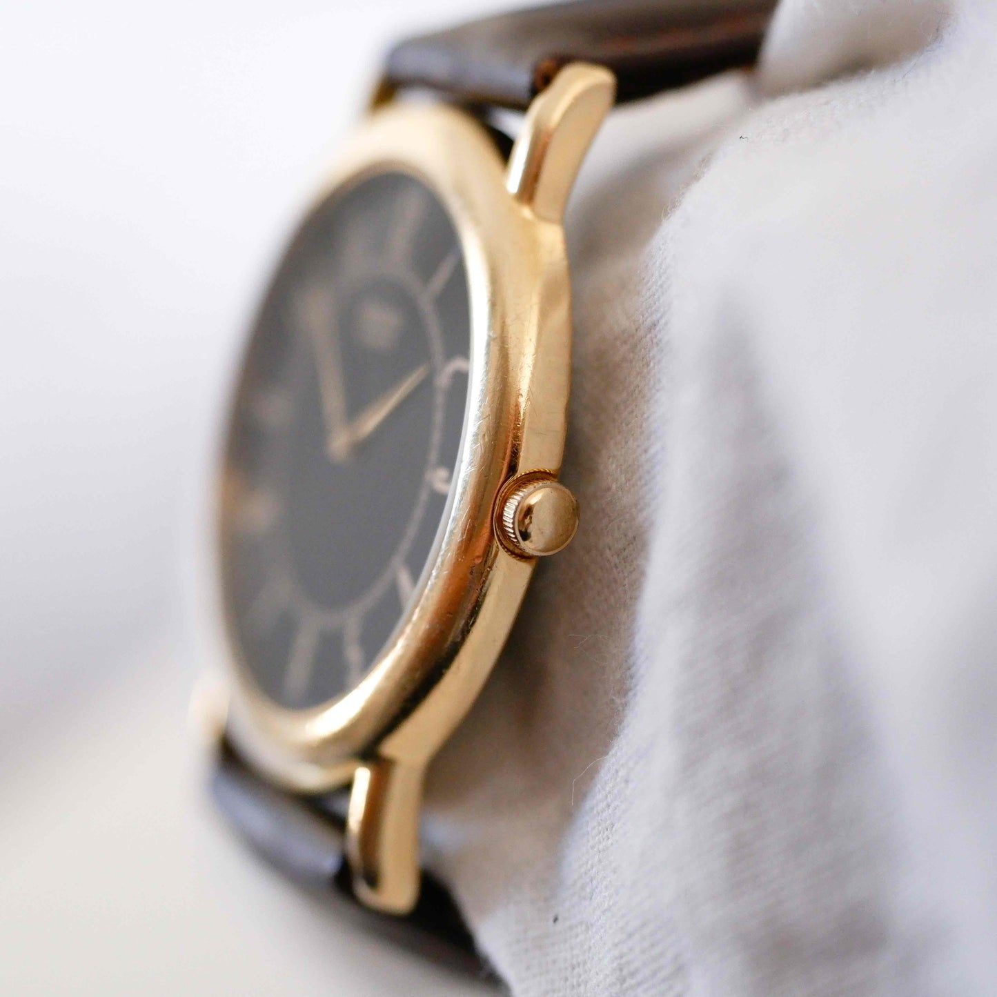 Seiko Vintage Watch: Ladies 90s Gold Two Hand with Roman Black Dial