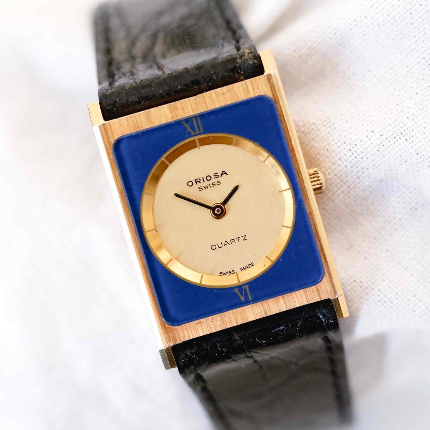 Oriosa Vintage Watch: Ladies 80s Golden, Rectangular with Roman Numerals Blue Dial