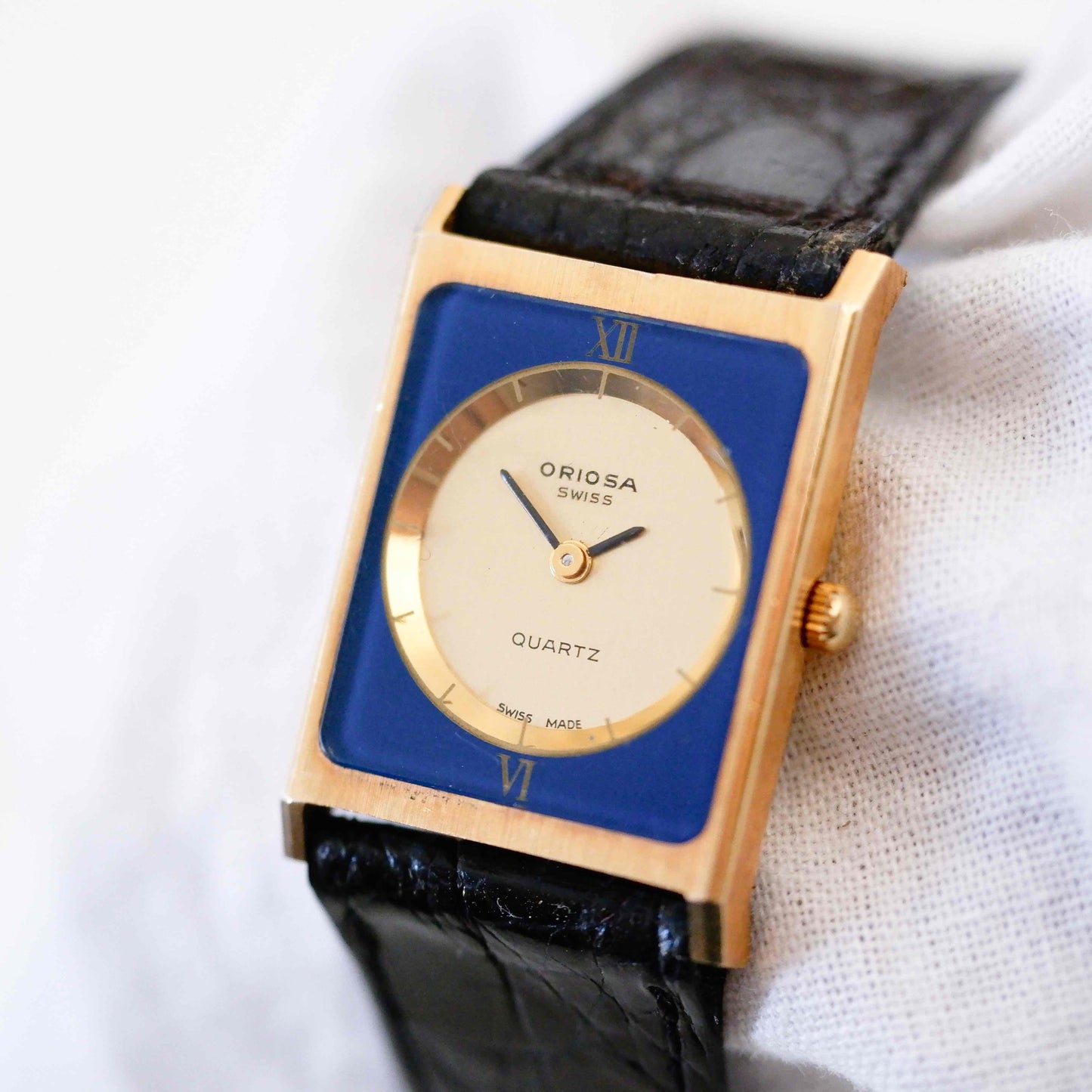 Oriosa Vintage Watch: Ladies 80s Golden, Rectangular with Roman Numerals Blue Dial