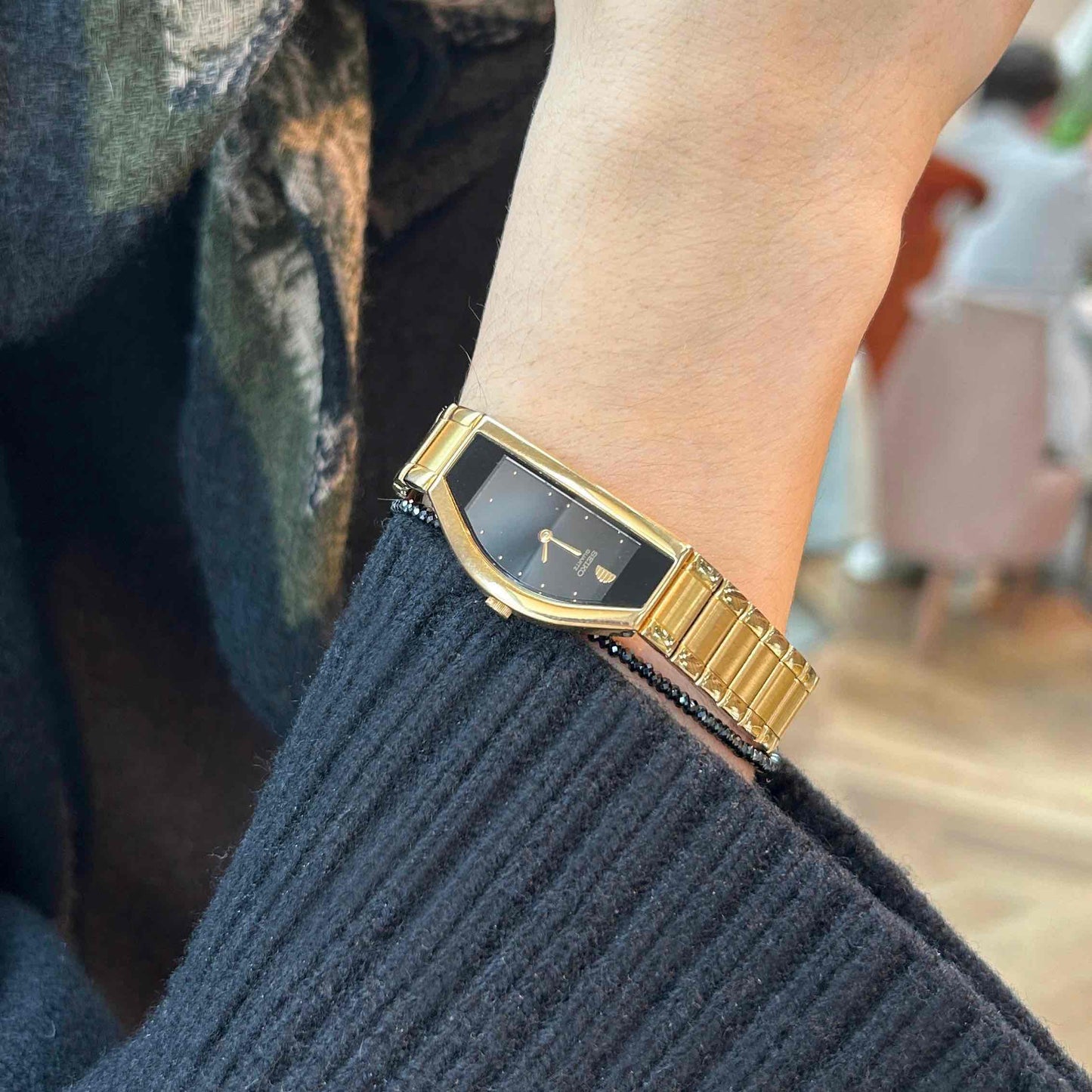 Seiko Half Moon: Vintage Cocktail Watch 90s Golden Black Stella Dial - NOS