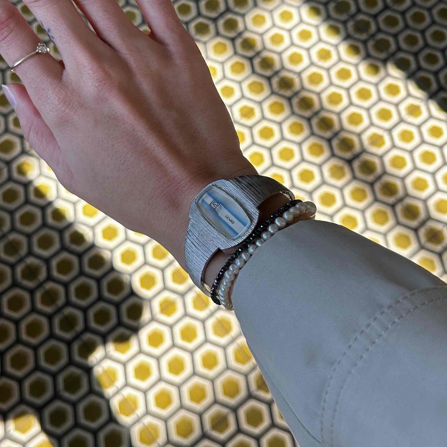 Vintage Newad Jump Hour: Ladies Vintage 70s Mechanical Blue Dial
